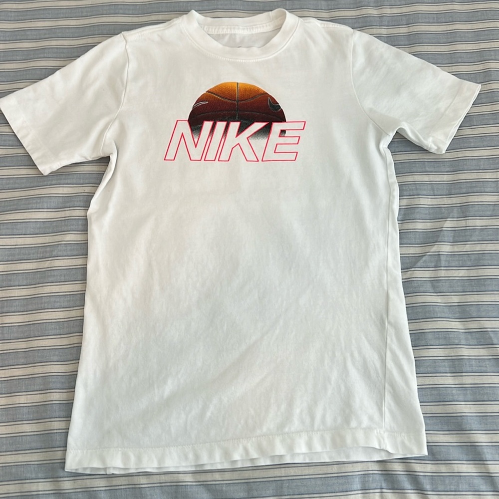 🏀NIKE BASKETBALL TEE. L. WHITE
